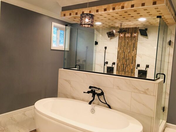 Mẫu 5: Phòng wc nhỏ đẹp sang trọng với bồn tắm nằm mini và gam màu ấm sang trọng