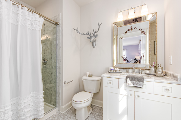 Mẫu 8: Trang trí phòng tắm nhỏ phong cách quý tộc bằng nội thất wc sang chảnh