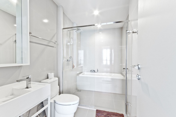 Mẫu 9: Nội thất phòng vệ sinh nhỏ mà tiện nghi, có bồn tắm nằm