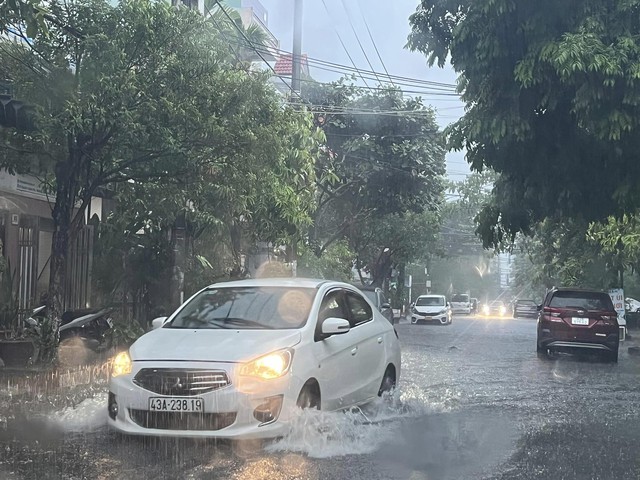Một số tuyến đường tại quận Hải Châu ngập lênh láng dù mưa chỉ khoảng 1 tiếng