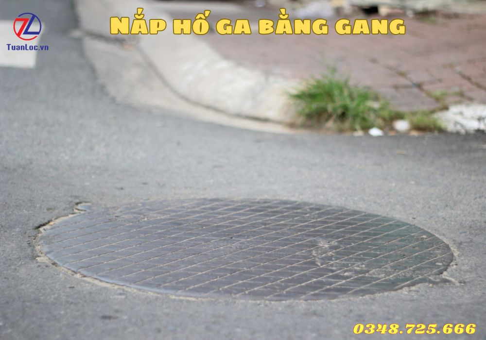 Hình ảnh nắp hố ga bằng gang trên đường